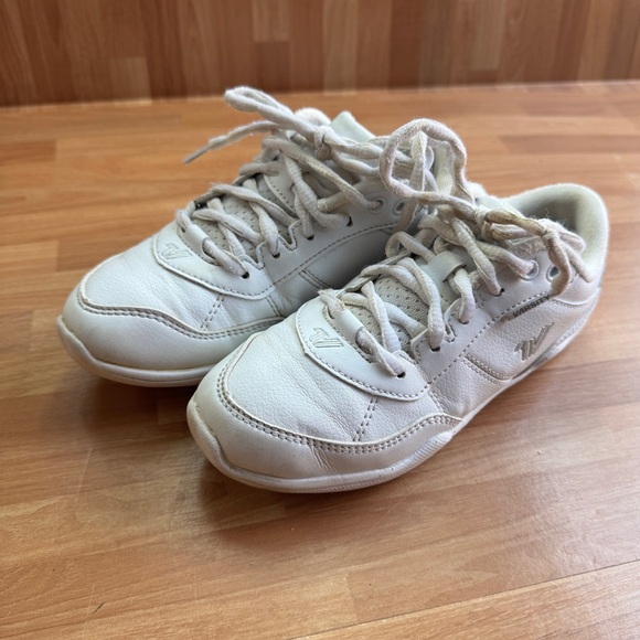 Varsity cheerleading shoes white size 2 - Picture 1 of 8